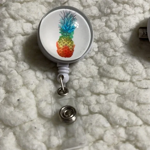 New pineapple lanyard clips - Picture 3 of 5